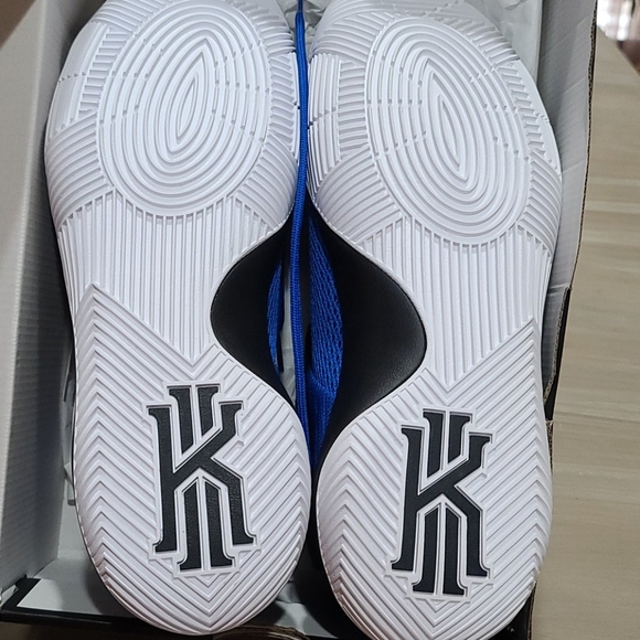 Kyrie 2 - Picture 2 of 2
